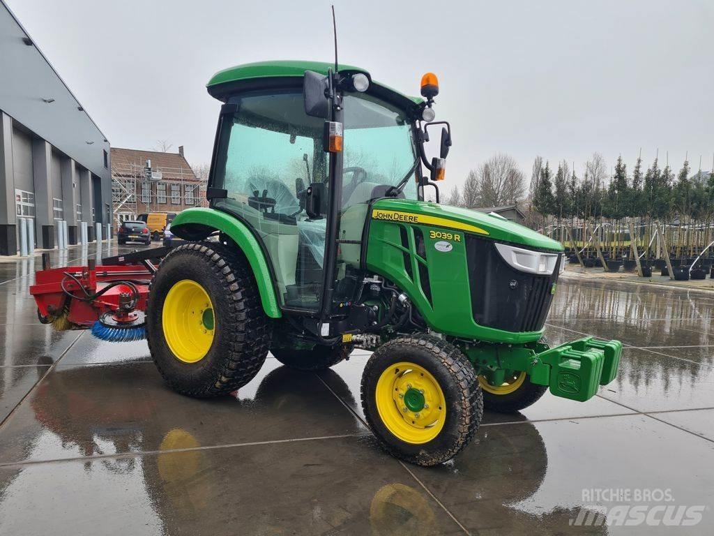 John Deere 3039R Трактори