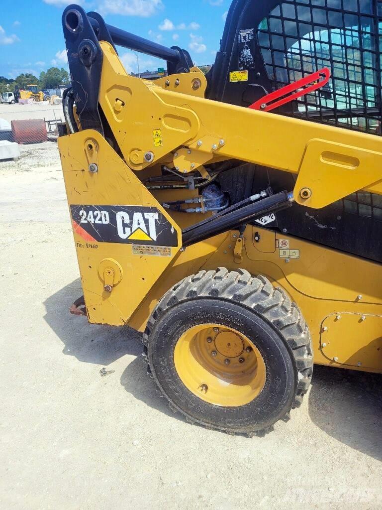 CAT 242 D Міні-навантажувачі