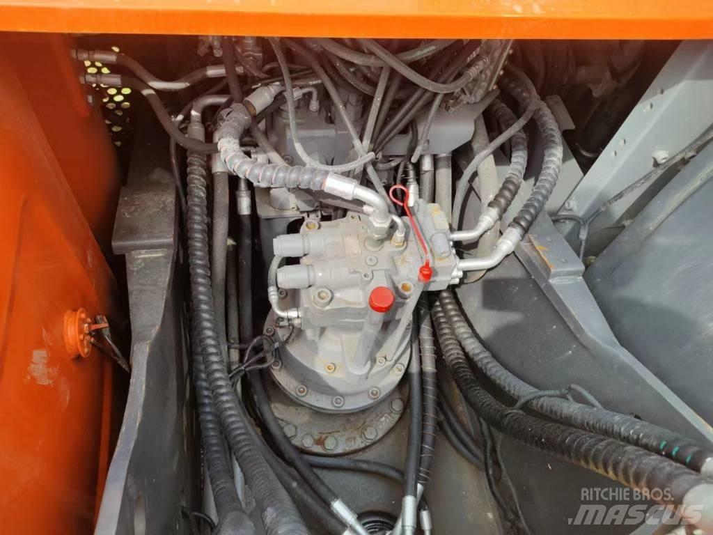 Hitachi ZX200 Гусеничні екскаватори