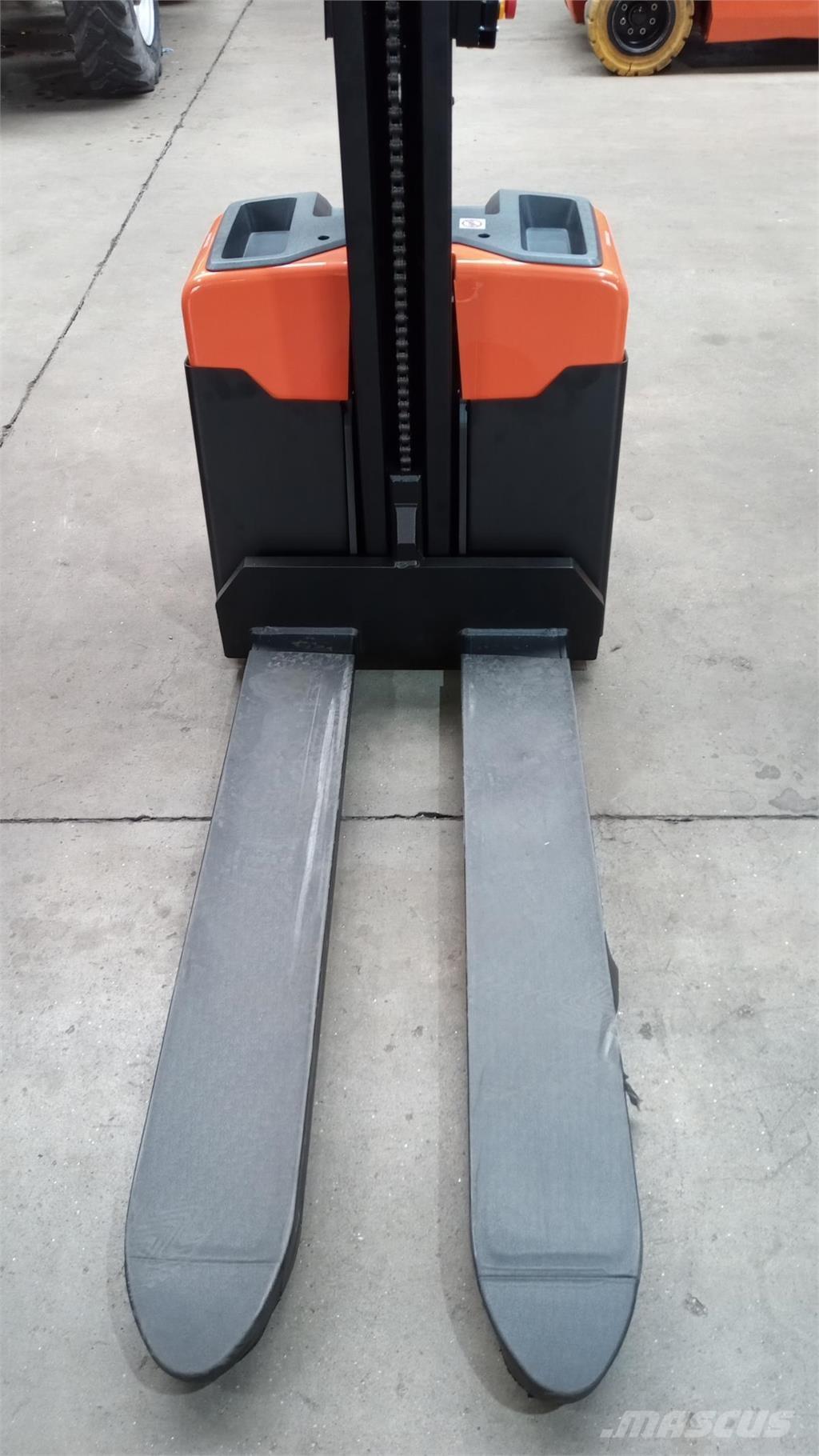 Toyota HWE100 Самохідні електроштабелери