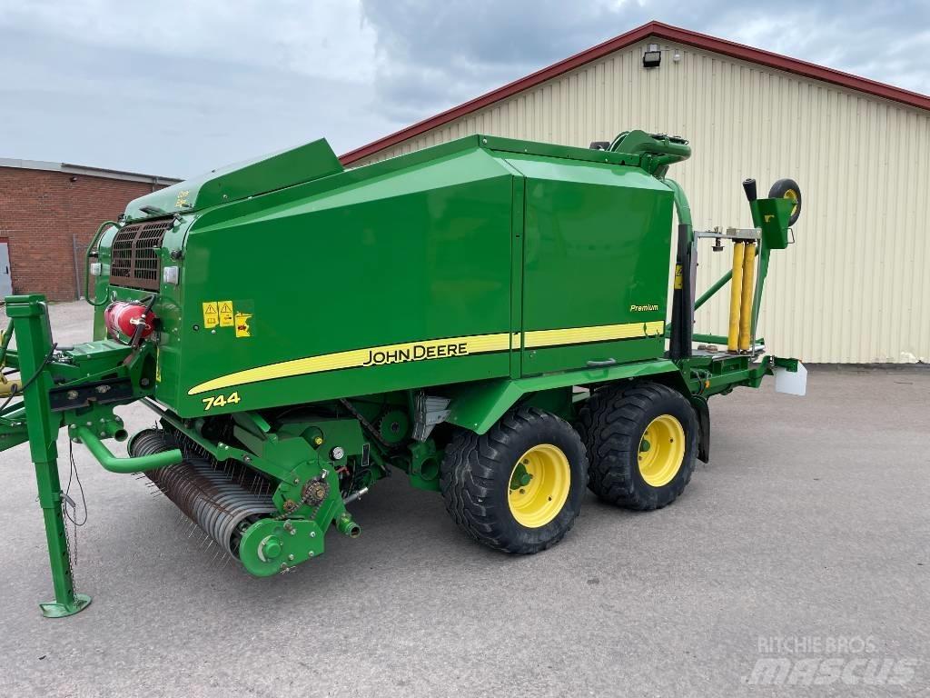 John Deere 744 H Рулонні прес-підбирачі