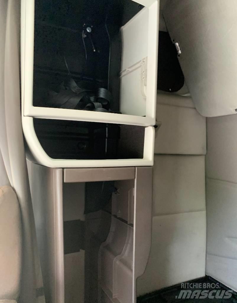 Volvo VNL 42 670 Тягачі