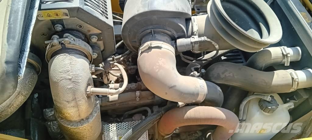 Komatsu WB 93 S-8 Екскаватори-навантажувачі