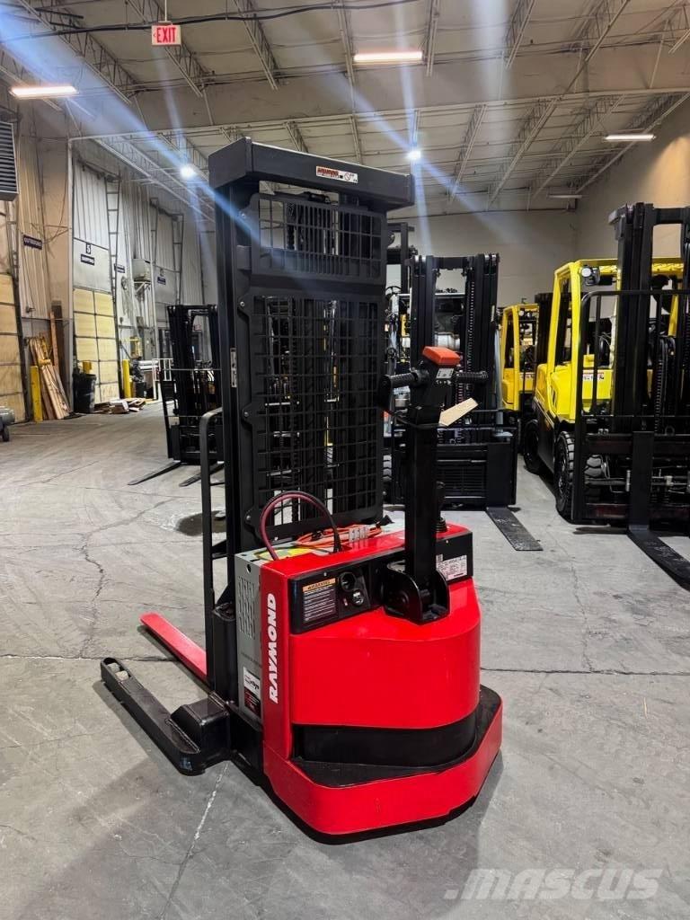 Raymond RSS40 Самохідні електроштабелери