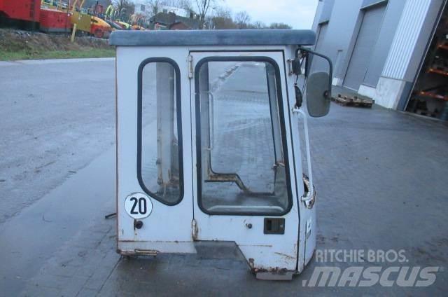 Kubota R 520 Кабіна