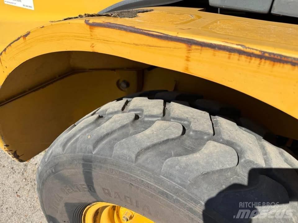 John Deere 244 J Фронтальні навантажувачі