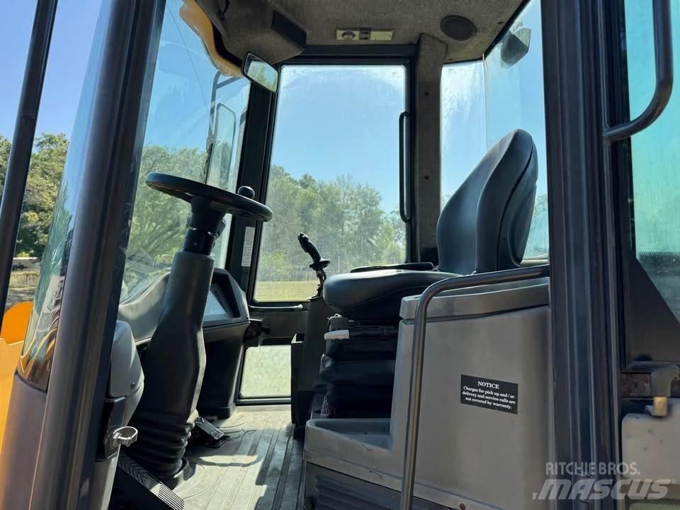 John Deere 244 J Фронтальні навантажувачі