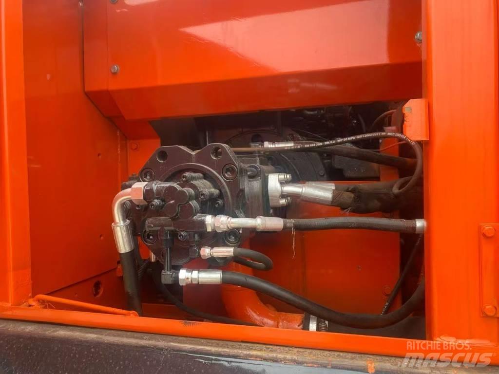 Doosan DX 225 LC Гусеничні екскаватори