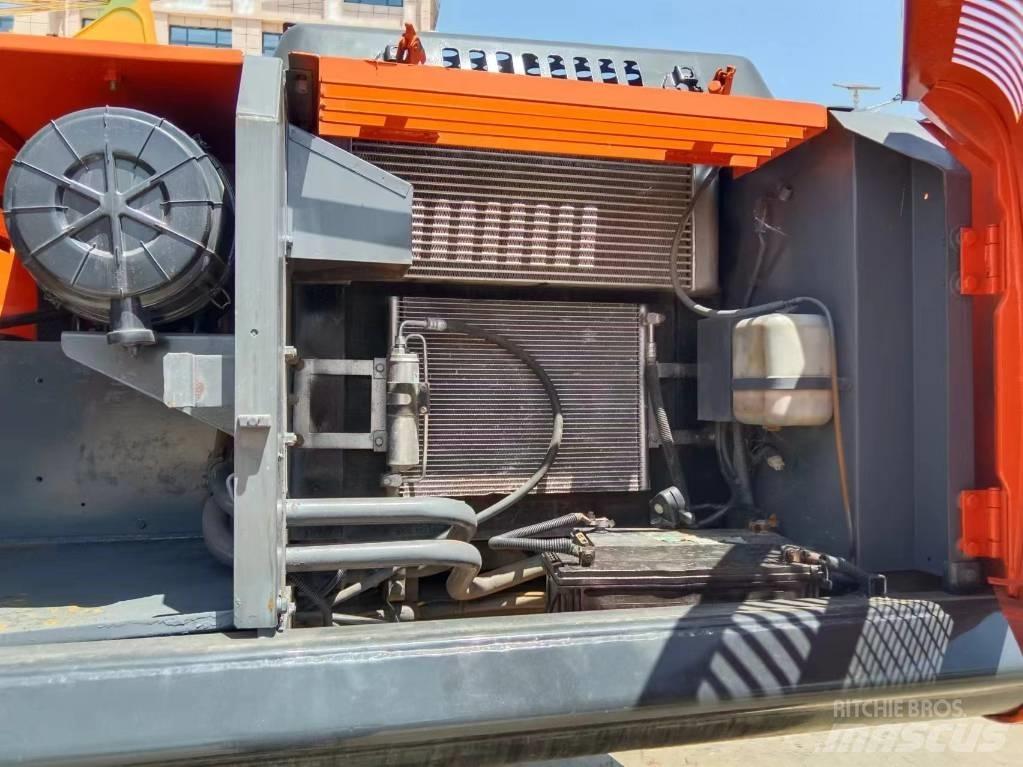 Hitachi ZX 240 Гусеничні екскаватори