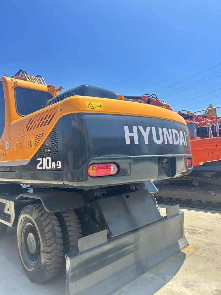 Hyundai R210W-9 Колісні екскаватори