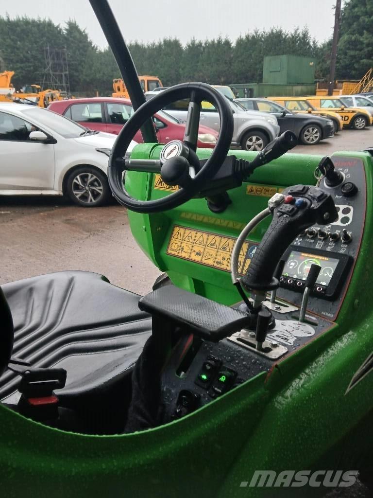 Avant 760i Багатофункціональне обладнання для вантажних і землекопальних робіт