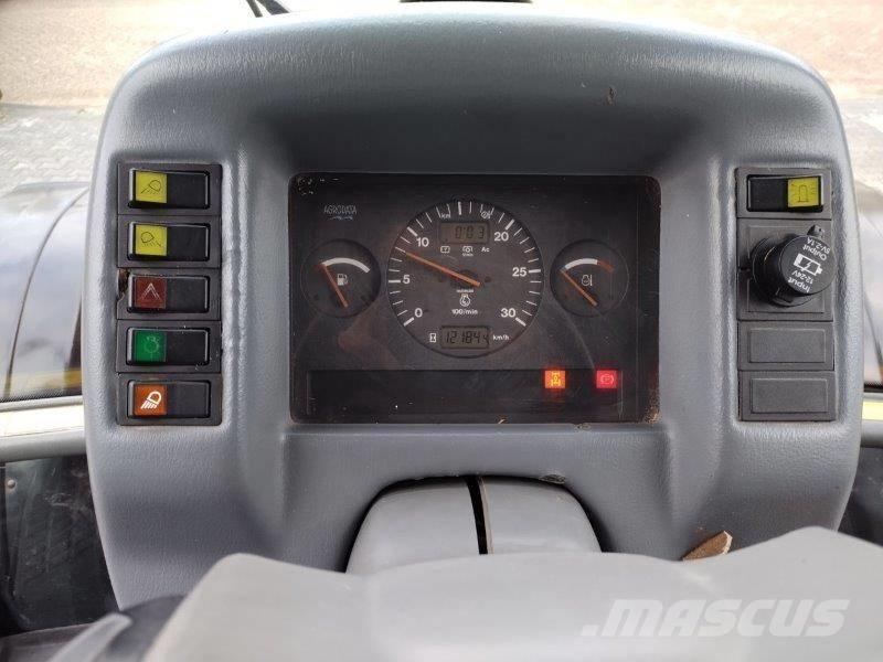 Valtra 6850 Трактори