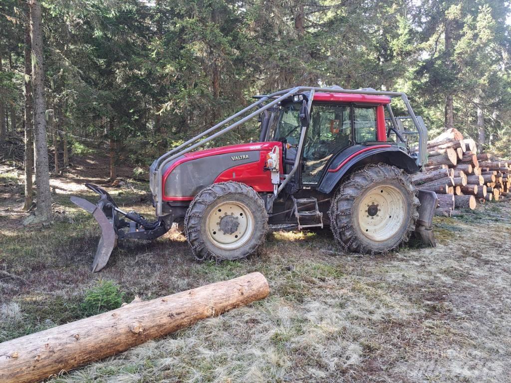 Valtra T 151 Трактори