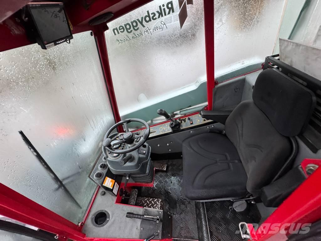 Timan Tool-Trac 245 Підсобні машини