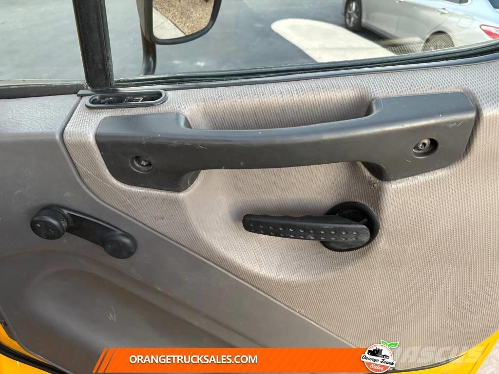 Freightliner M2 Вантажівки-платформи/бокове розвантаження