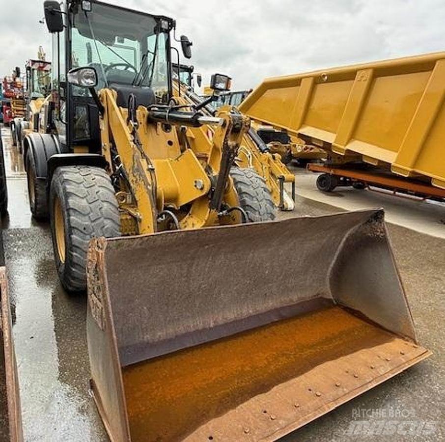 CAT 908M Фронтальні навантажувачі