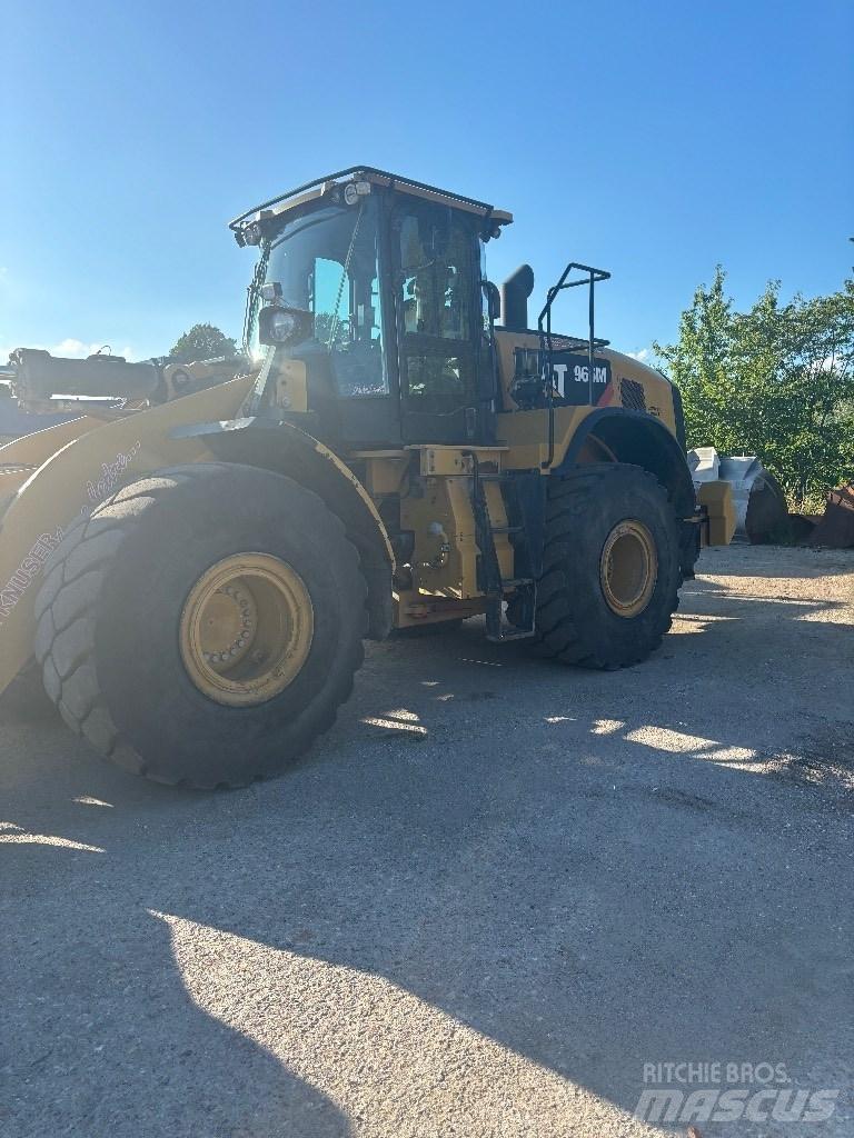 CAT 966m Фронтальні навантажувачі
