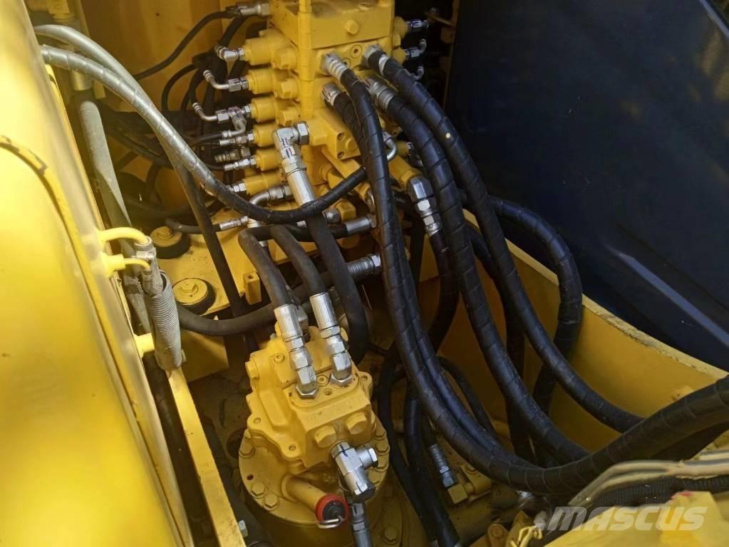 Komatsu PC130-7 Гусеничні екскаватори