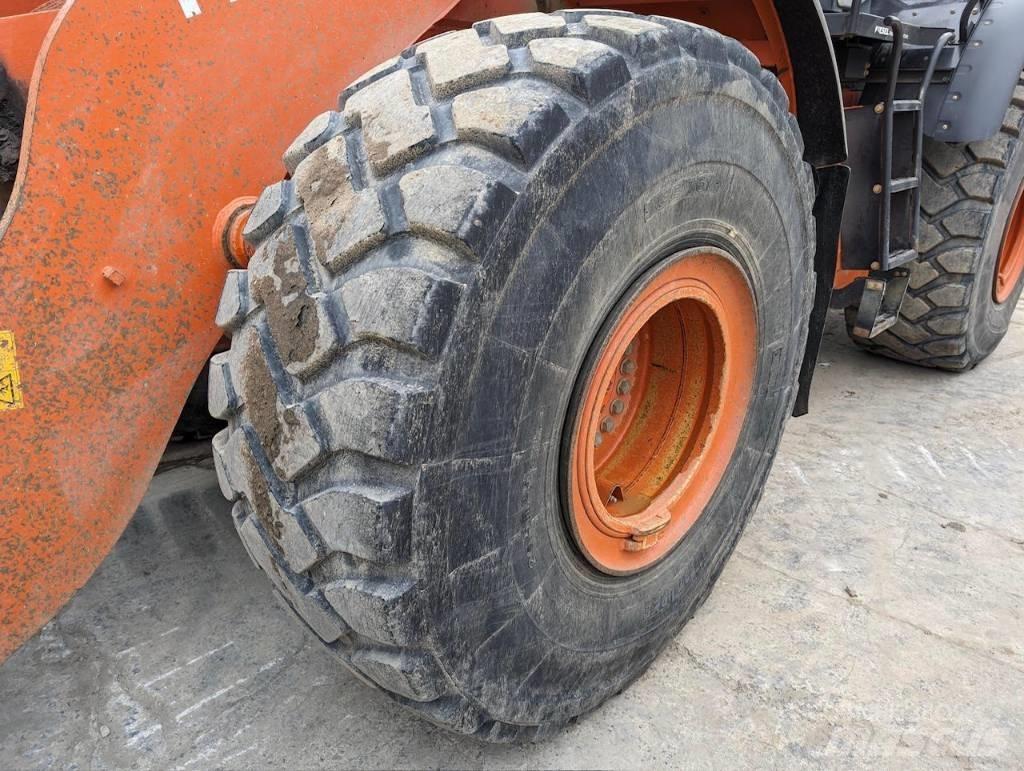 Hitachi ZW 330 Фронтальні навантажувачі