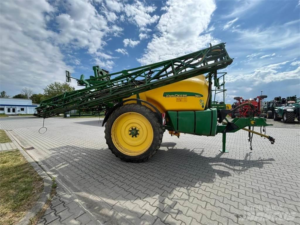 John Deere 740i Причіпні обприскувачі