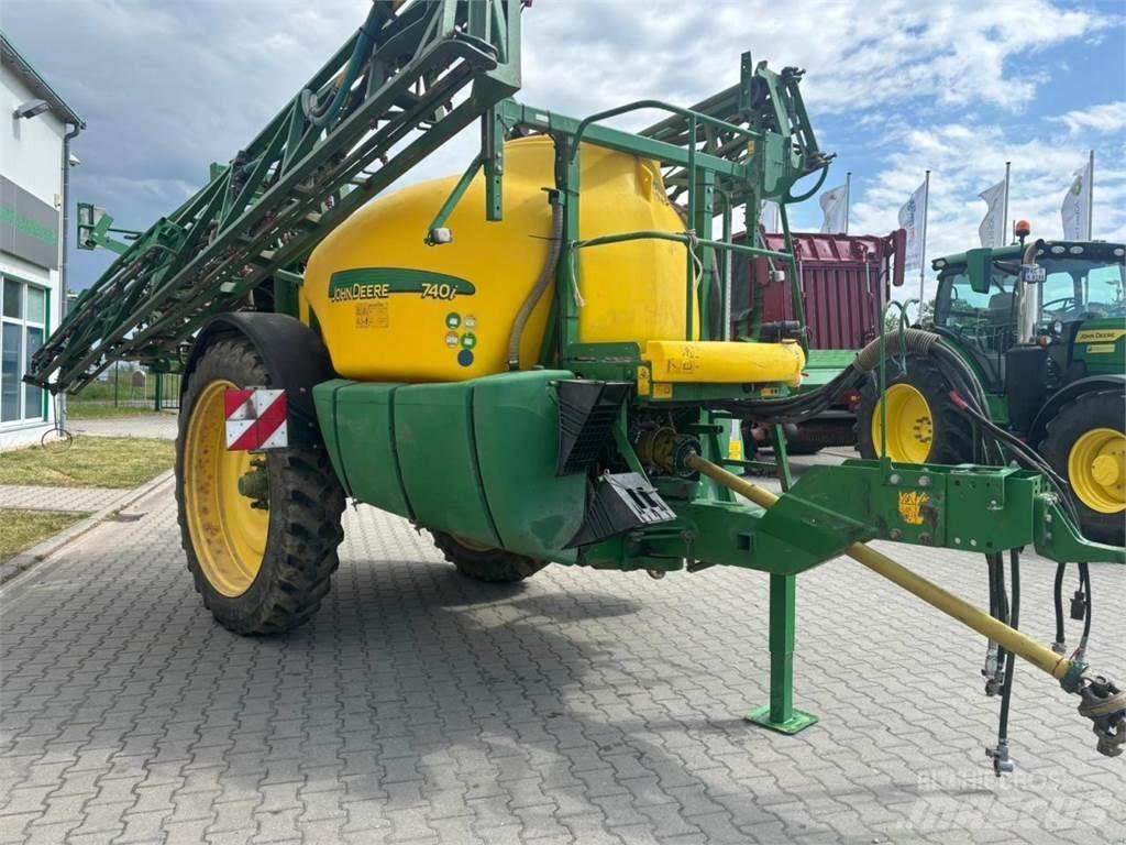 John Deere 740i Причіпні обприскувачі