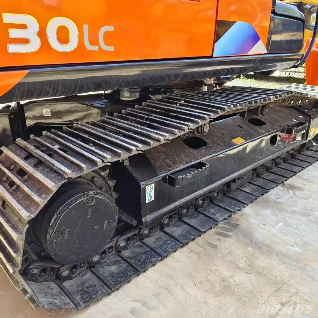 Hitachi ZX 130 Гусеничні екскаватори