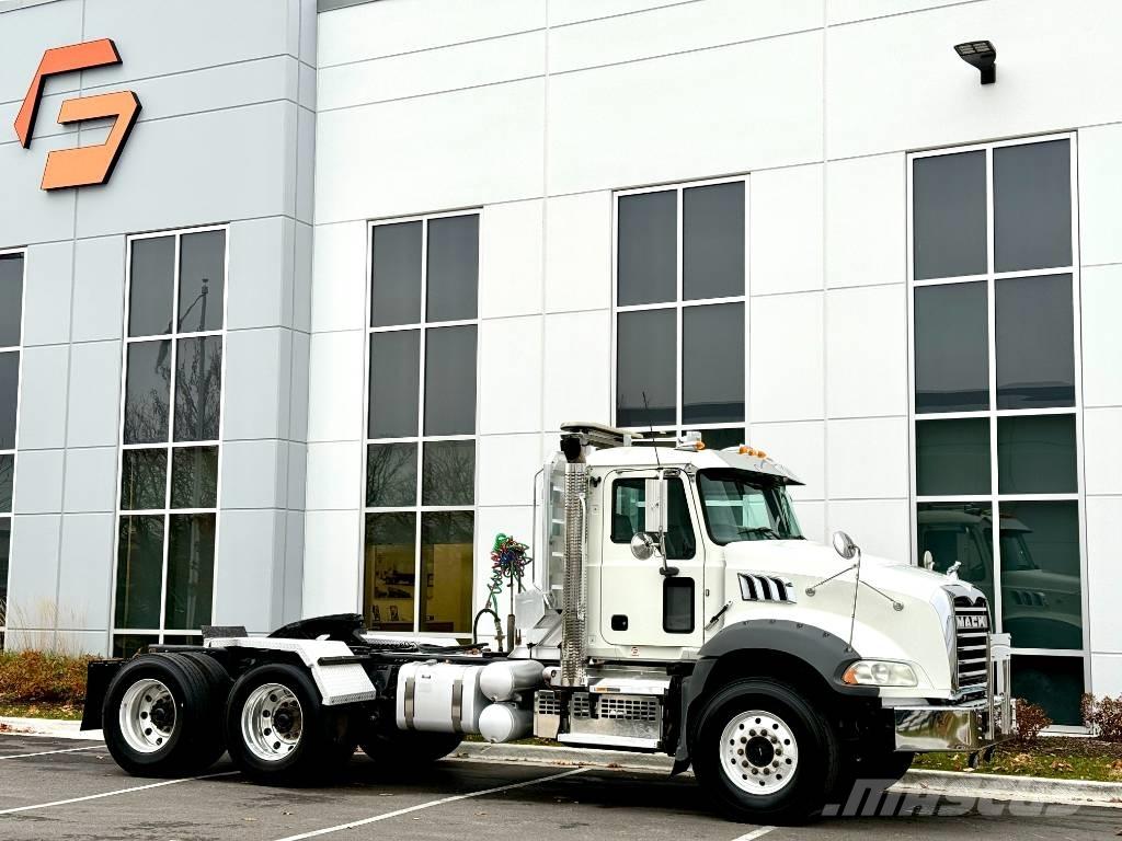 Mack GU813 Тягачі