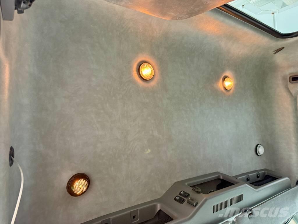 Mack GU813 Тягачі