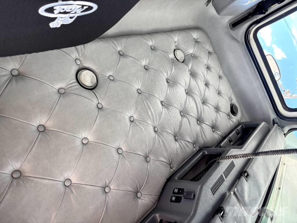 Mack CHU 613 Тягачі