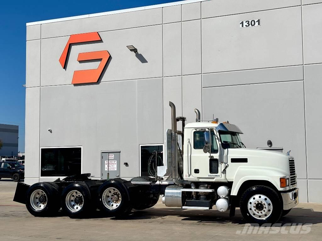 Mack CHU 613 Тягачі