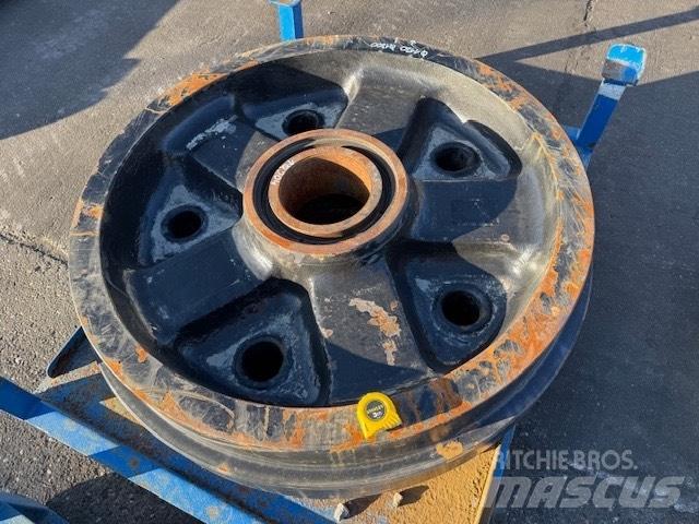 CAT 6020 NEW IDLER Гусениці