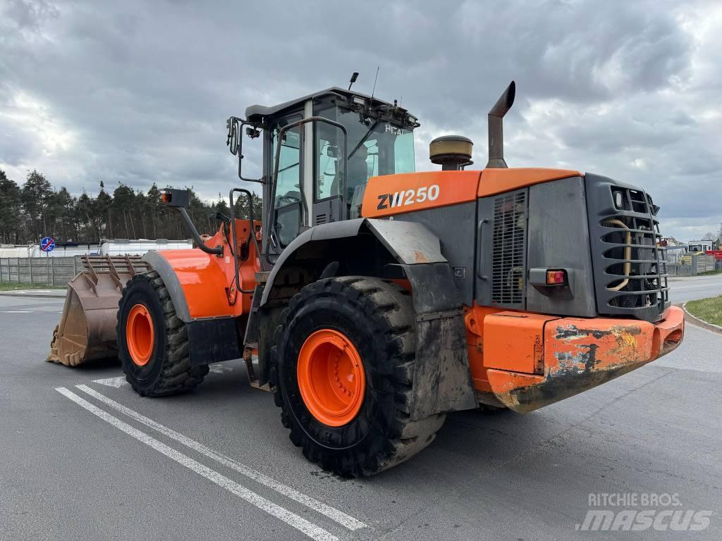 Hitachi ZW 250 Фронтальні навантажувачі