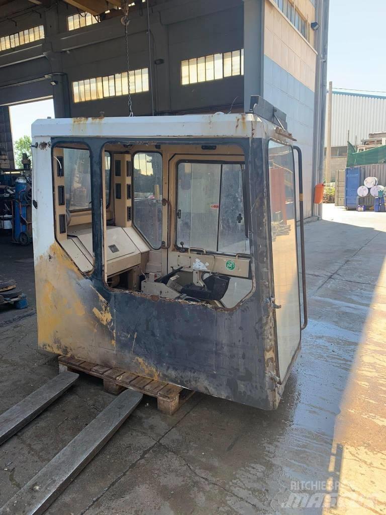 CAT 375 Кабіна