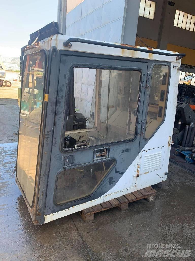 CAT 375 Кабіна