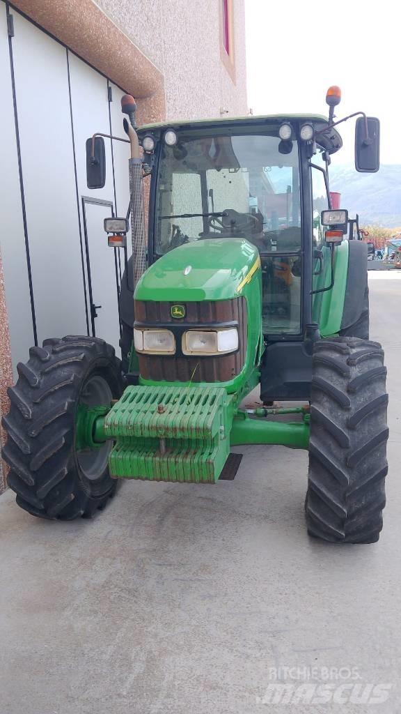 John Deere 5820 Трактори
