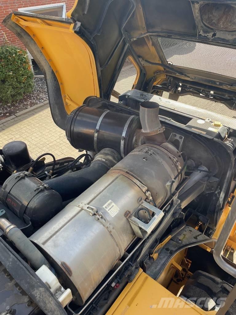 Volvo L220G Фронтальні навантажувачі