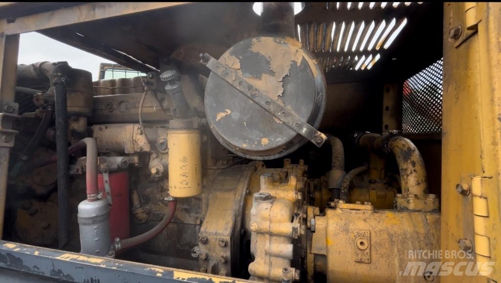 CAT 215 Гусеничні екскаватори