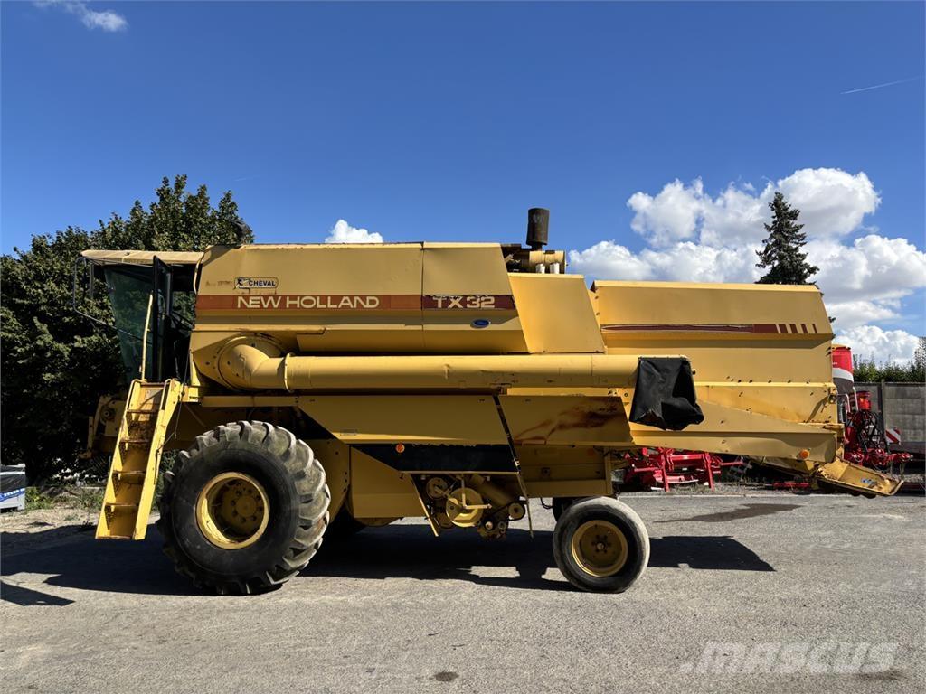 New Holland TX 32 Зернозбиральні комбайни