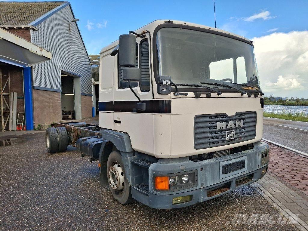 MAN 14.220 Шасі з кабіною