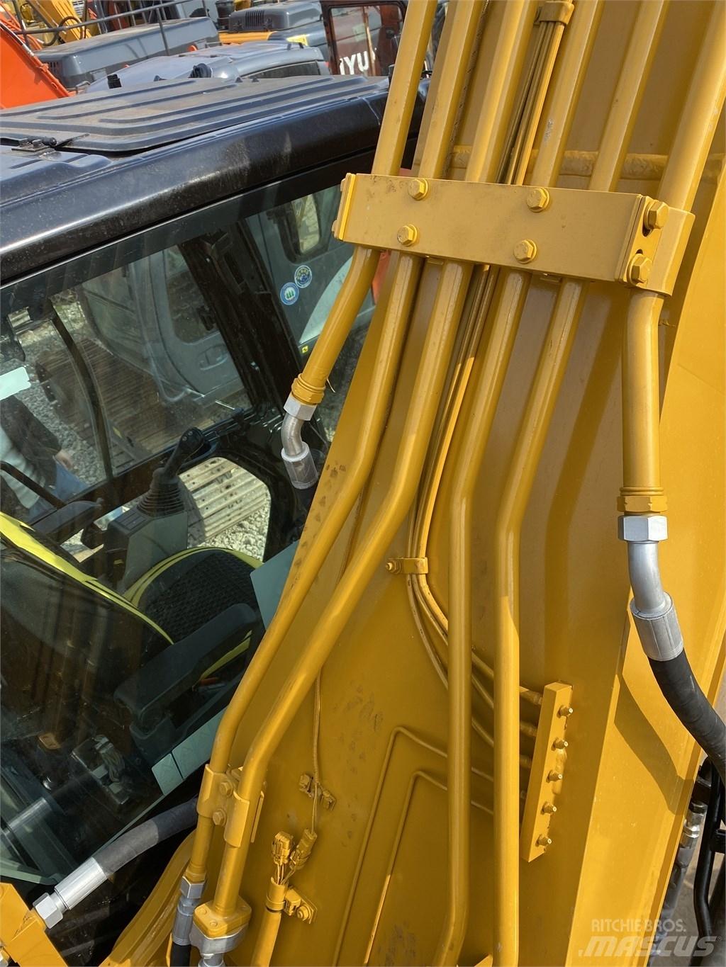 CAT 320 Гусеничні екскаватори