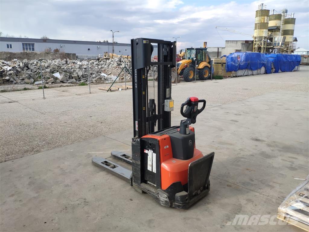 BT SWE120 Самохідні електроштабелери