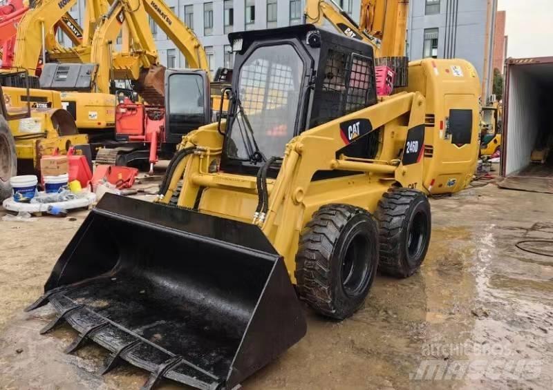 CAT 246 D Міні-навантажувачі