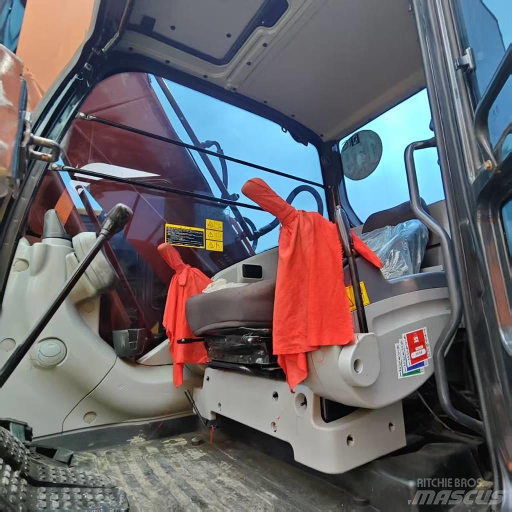 Hitachi ZX 210 Гусеничні екскаватори