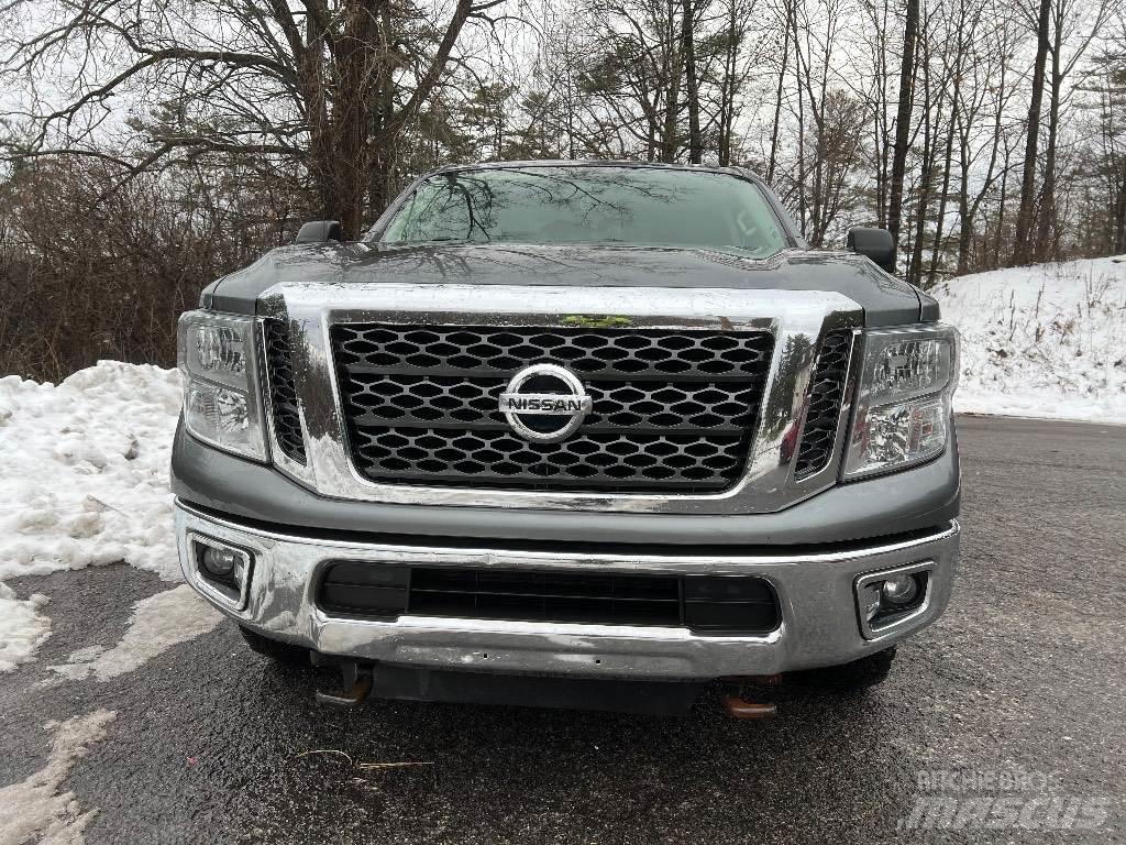 Nissan TITAN XD Пікапи / Бічне розвантаження