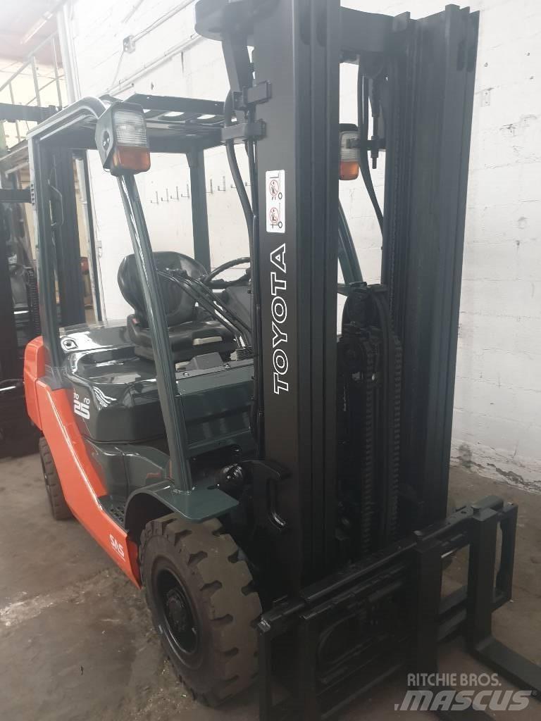 Toyota 52-8 FD 25 Дизельні навантажувачі