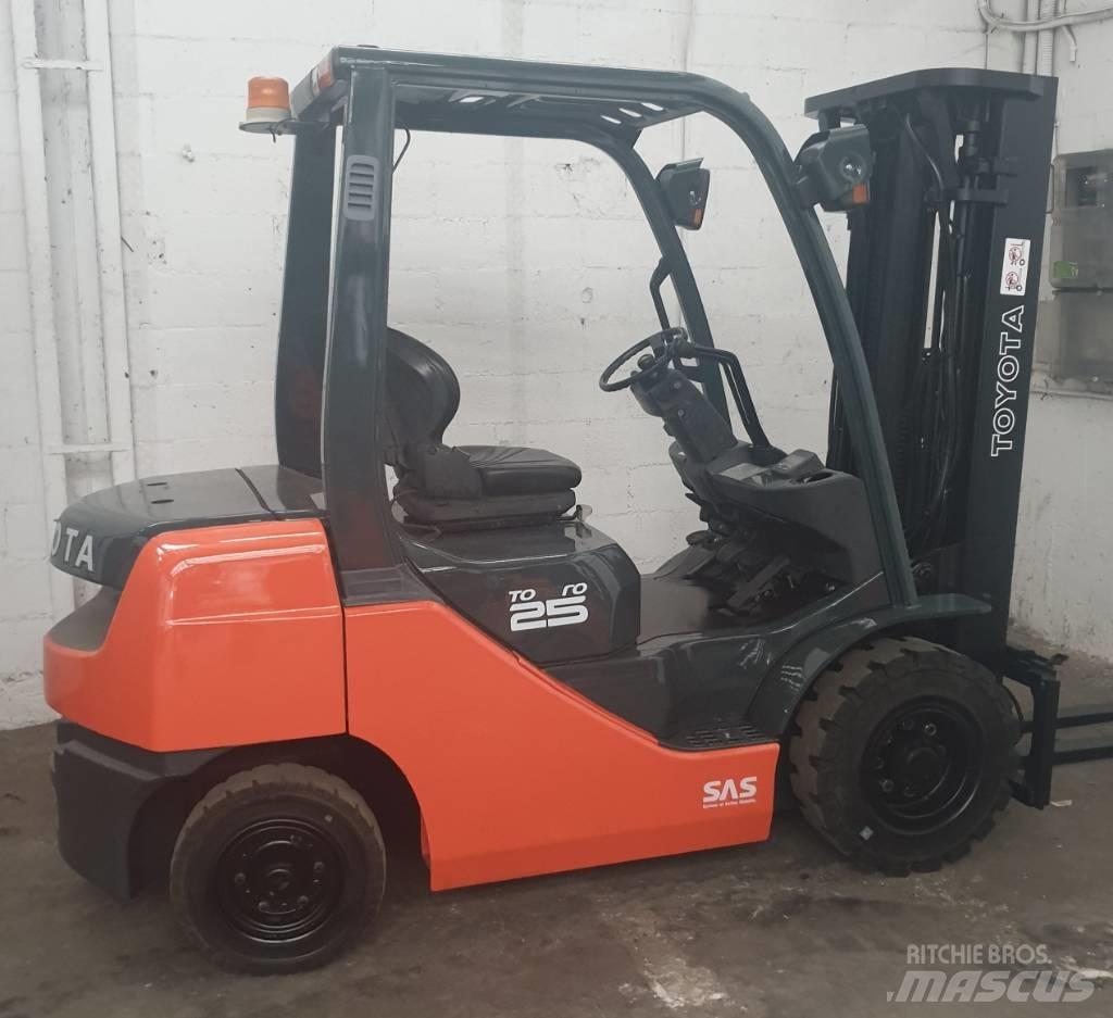 Toyota 52-8 FD 25 Дизельні навантажувачі