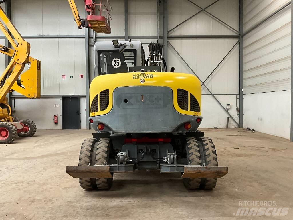 Neuson EW 100 Колісні екскаватори