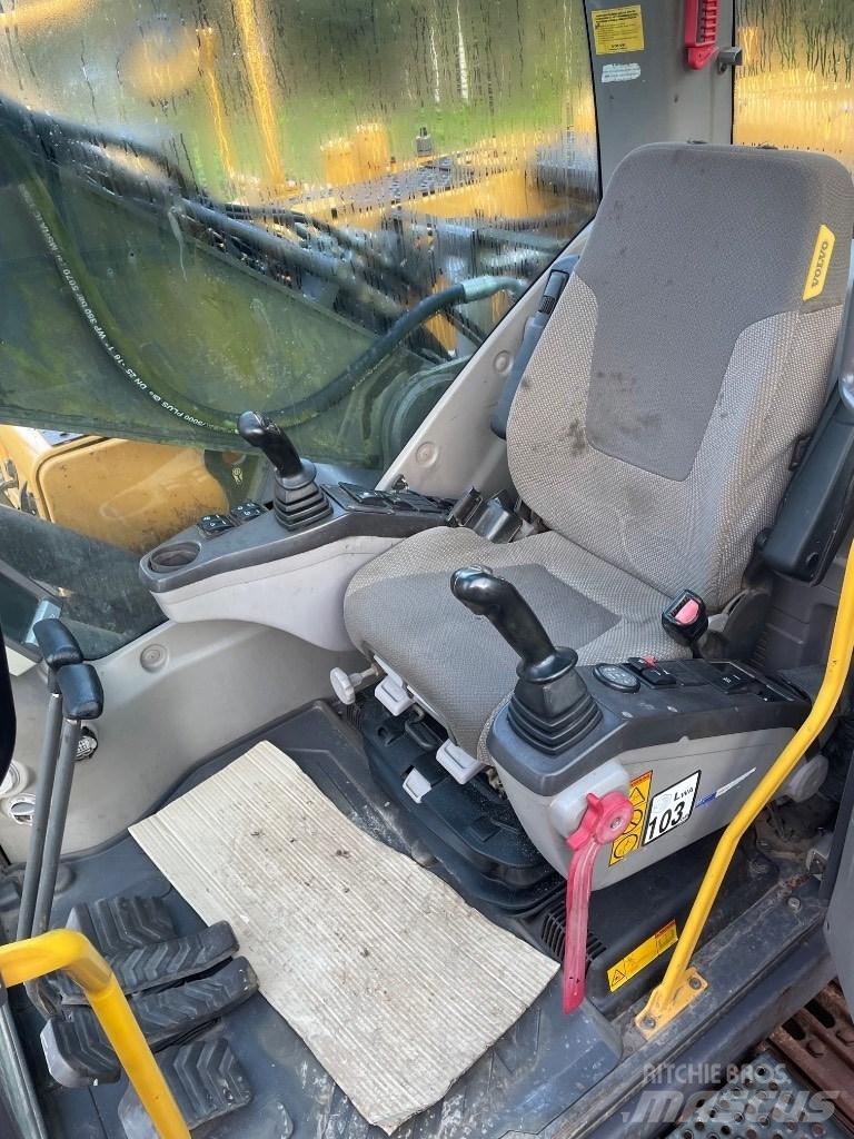 Volvo EC210C Гусеничні екскаватори
