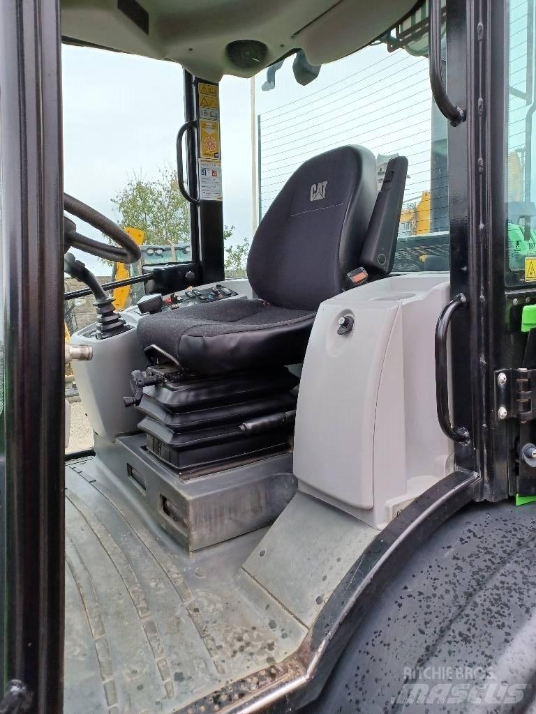 CAT 906M Фронтальні навантажувачі