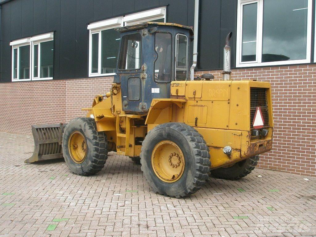 Komatsu W40-2 Фронтальні навантажувачі